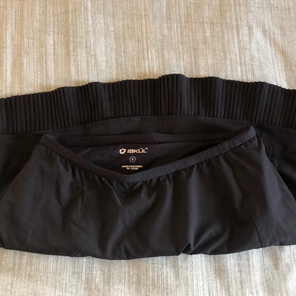 Ibkul Black golf skirt size small
